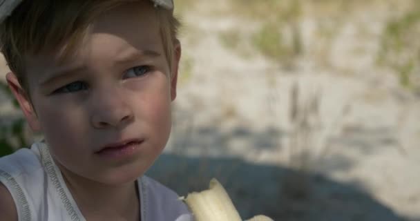 Cute Little Boy Disfruta Comiendo Sabroso Plátano Delicioso Niño Adorable — Vídeos de Stock