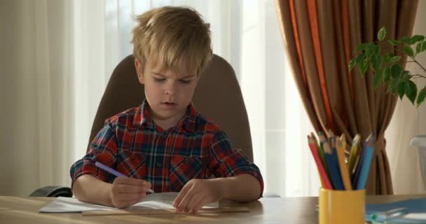 Şirin Çocuk Evde Uzaklık Çalışması Öğreniyor Anaokulu Çocuğu Odanın Yanındaki — Stok video