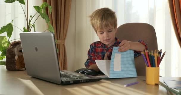 Bilgisayar Kullanarak Çocuk Çalışmaları Çevrimiçi Ders Video Konferansı Sohbeti Evde — Stok video