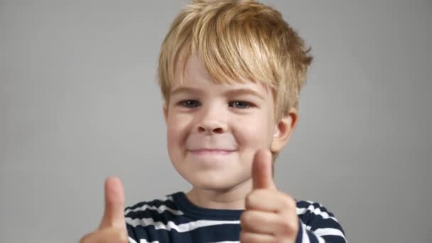 Dítě Ukazuje Gesto Palce Nahoru Portrét Roztomilý Chlapeček Veselý Výraz — Stock video