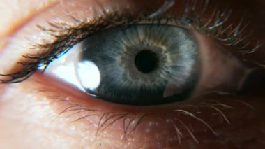 Açık Mavi Kadın Gözler 'i kapatın. İnsan gözbebeği kornea göz bebeği kirpikleri. Macro Shot. 2x Yavaş çekim 60 fps 4K