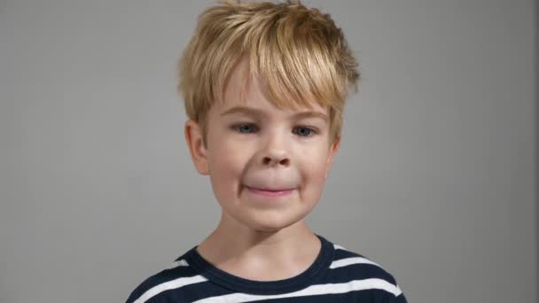 Happy Child Face Emotions Gesichtsausdrücke Porträt Netter Kleiner Junge Froh — Stockvideo