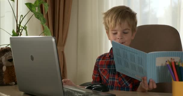 Criança Estudo Online Lição Video Conferência Chat Usando Computador Laptop — Vídeo de Stock