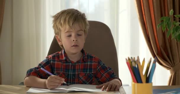Preguiça Criança Cansada Estudo Descanso Relaxante Kid Distance Learning Casa — Vídeo de Stock