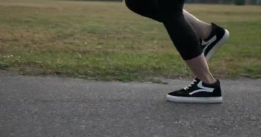 Dişi Ayaklı Spor Ayakkabı Adımları 'na yakın çekim. Güzel genç kadın sabah egzersizi yaparak koşuyor. Güzel Kız Formda Sporcu 4K