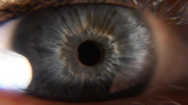 Açık Mavi Kadın Gözler 'i kapatın. İnsan gözbebeği kornea göz bebeği kirpikleri. Macro Shot. 2x Yavaş çekim 60 fps 4K