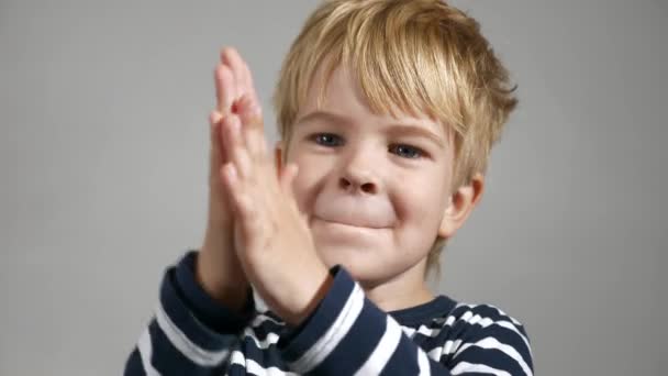 Frotando Gesto Las Manos Emociones Niño Feliz Retrato Lindo Niñito — Vídeos de Stock