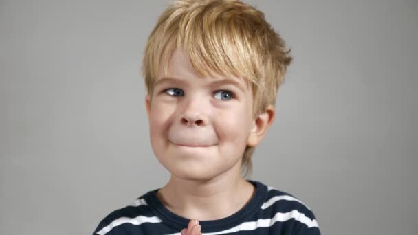 Happy Child Face Emotions Gesichtsausdrücke Porträt Netter Kleiner Junge Froh — Stockvideo