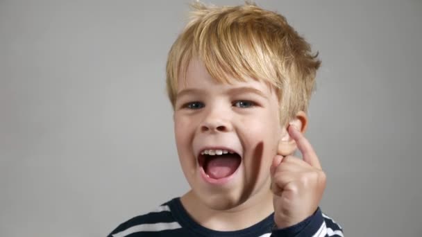 Zeigefinger Nach Oben Geste Glückliche Kindergefühle Porträt Netter Kleiner Junge — Stockvideo