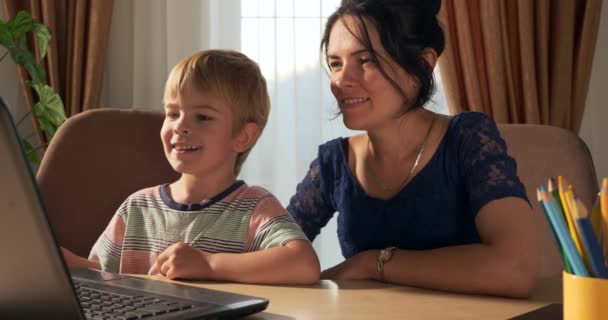 Anne Çocuk Çalışmaları Nternette Laptop Bilgisayarını Kullanarak Öğret Küçük Çocuk — Stok video