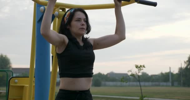 Mujer Joven Haciendo Ejercicio Físico Fitness Banco Entrenamiento Peso Patio — Vídeos de Stock