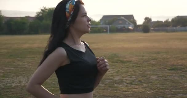 Όμορφη Νεαρή Γυναίκα Τρέχει Τρέξιμο Κάνει Πρωινή Άσκηση Όμορφη Κοπέλα — Αρχείο Βίντεο