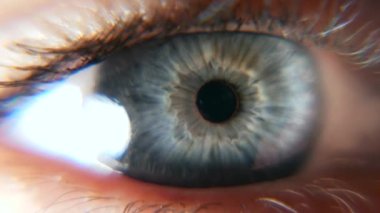 Açık Mavi Kadın Gözler 'i kapatın. İnsan gözbebeği kornea göz bebeği kirpikleri. Macro Shot. 2x Yavaş çekim 60 fps 4K
