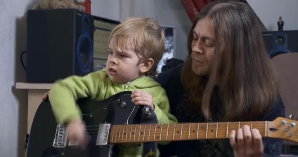 Young Rocker Musician Man Insegna Bambino Suonare Chitarra Elettrica Lezione — Video Stock