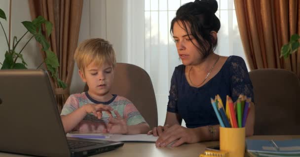 Jonge Moeder Onderwijzen Kind Helpen Studie Huiswerk Little Boy Afstandsonderwijs — Stockvideo