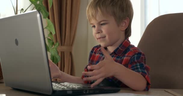 Criança Estudo Online Lição Video Conferência Chat Usando Computador Laptop — Vídeo de Stock