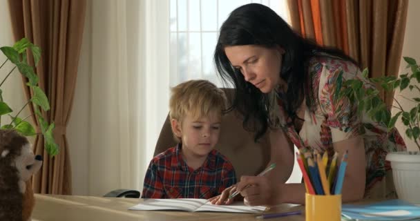 Joven Madre Enseña Hijo Estudiar Tareas Aprendizaje Distancia Para Niños — Vídeos de Stock