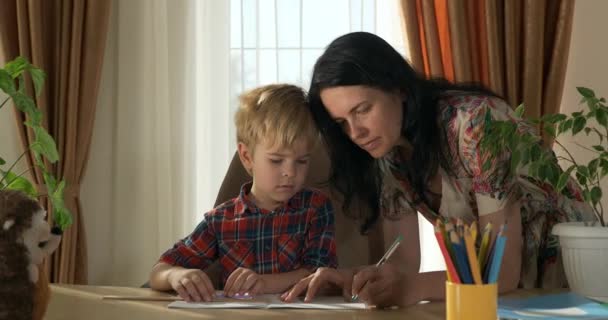 Joven Madre Enseña Hijo Estudiar Tareas Aprendizaje Distancia Para Niños — Vídeos de Stock