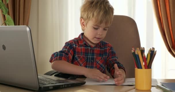 아이들 온라인 온라인 비디오 콘퍼런스 노트북 컴퓨터 집에서 배우는 거리가 — 비디오