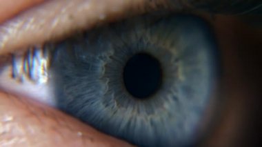 Açık Mavi Kadın Gözler 'i kapatın. İnsan gözbebeği kornea göz bebeği kirpikleri. Macro Shot. 2x Yavaş çekim 60 fps 4K
