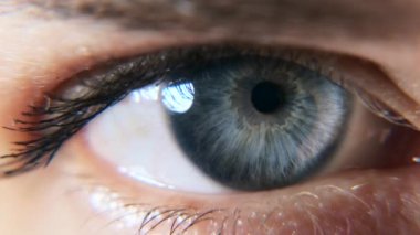 Açık Mavi Kadın Gözler 'i kapatın. İnsan gözbebeği kornea göz bebeği kirpikleri. Macro Shot. 2x Yavaş çekim 60 fps 4K