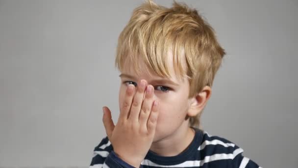 Blow Kiss Gesture Emoção Expressão Facial Criança Feliz Menino Bonito — Vídeo de Stock