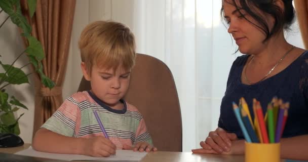 Fiatal Anya Tanár Gyerek Segítség Tanulmány Házi Feladat Kisfiú Távolságtartó — Stock videók