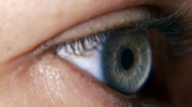 Açık Mavi Kadın Gözler 'i kapatın. İnsan gözbebeği kornea göz bebeği kirpikleri. Macro Shot. 2x Yavaş çekim 60 fps 4K