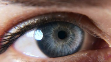 Açık Mavi Kadın Gözler 'i kapatın. İnsan gözbebeği kornea göz bebeği kirpikleri. Macro Shot. 2x Yavaş çekim 60 fps 4K