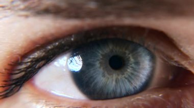 Açık Mavi Kadın Gözler 'i kapatın. İnsan gözbebeği kornea göz bebeği kirpikleri. Macro Shot. 2x Yavaş çekim 60 fps 4K