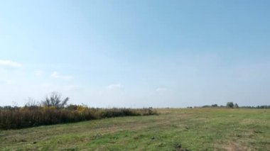 Ovaların Üzerinde Mavi Gökyüzü Manzarası. Araba penceresinden yan görüş. Off-road 'a git. Kırsal Kır Sahnesi 4K