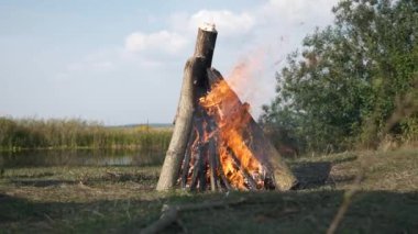 Kamp yerindeki kamp ateşine yakın çekim. Kırsal bölgedeki piknikte dinlenme. Kırsal Doğa Doğası Yaz Günü. 2x Yavaş çekim 60 fps 4K