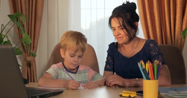 Jonge Moeder Onderwijzen Kind Helpen Studie Huiswerk Little Boy Afstandsonderwijs — Stockvideo
