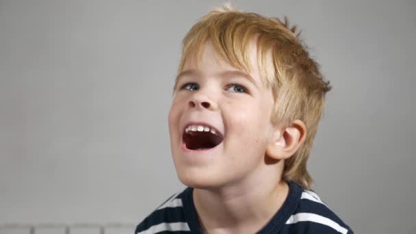 Χαρούμενο Παιδί Πρόσωπο Συναισθήματα Εκφράσεις Προσώπου Πορτρέτο Χαριτωμένο Αγοράκι Χαρούμενο — Αρχείο Βίντεο