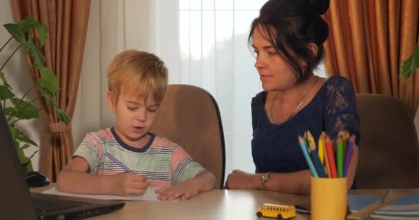 Jonge Moeder Onderwijzen Kind Helpen Studie Huiswerk Little Boy Afstandsonderwijs — Stockvideo