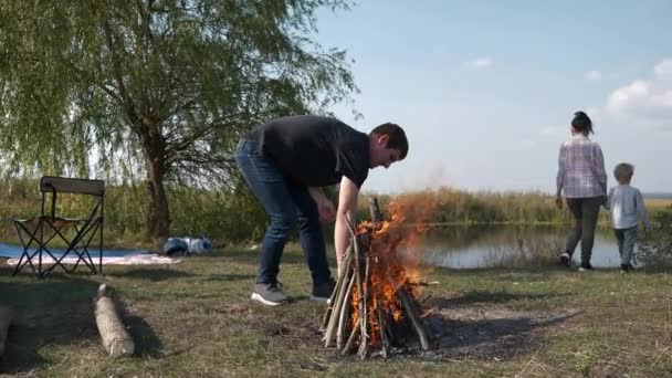 Młody Człowiek Zapala Ognisko Rozpala Ognisko Przyjaciele Rodziny Odpoczynek Pikniku — Wideo stockowe