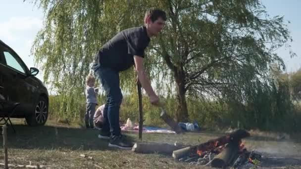Genç Adam Ateş Yakar Kamp Ateşi Yakar Aile Dostları Kırsal — Stok video