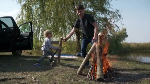 Genç Adam Ateş Yakar Kamp Ateşi Yakar Aile Dostları Kırsal — Stok video