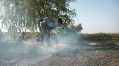 Şiş 'te Patates Kızartmalı Ebeveynler Ateş Kampı' nda Aşçı Yemeği Hazırlayın. Kırsal bölgedeki Family Outing Piknik Pikniği. Doğanın Kırsal Sahne Yaz Günü. 2x Yavaş çekim 60fps 4K