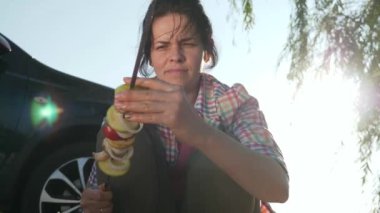 Sebze Kebabı Kadın Ateş Kampı 'nın üstünde Şiş Aşçı Yemeği' ni hazırla. Kid Outing Dinlenme Pikniği ile Aile Kırsal Doğa Bölgesi Yazı. 2x Yavaş çekim 60 fps 4K