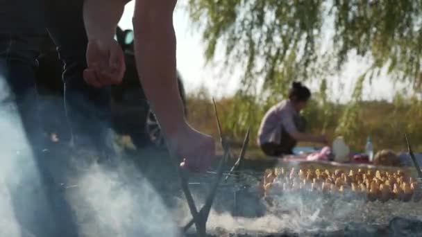 Eltern Mit Kinderbraten Spieß Bereiten Das Essen Über Dem Lagerfeuer — Stockvideo