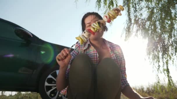 Kobieta Przygotuj Warzywa Kebab Skewer Cook Jedzenie Nad Ogniskiem Campfire — Wideo stockowe