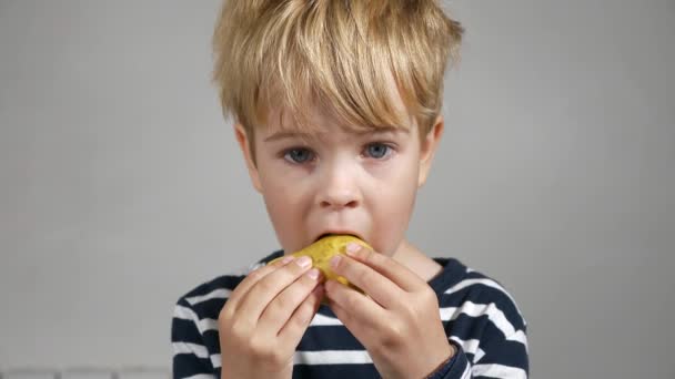 Criança Feliz Gosta Comer Saborosa Pêra Menino Bonito Retrato Emoção — Vídeo de Stock