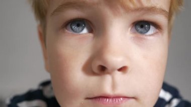 Mutlu Çocuk Yüzleşmesi Yüz İfadeleri. Küçük şirin çocuk portresi. Gülümseyen Neşeli Çocuk 'un Beyaz Duvar' a karşı olmasına sevindim. 2x Yavaş çekim 60fps 4K