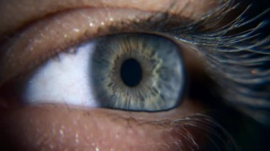 Açık Mavi Kadın Gözler 'i kapatın. İnsan gözbebeği kornea göz bebeği kirpikleri. Macro Shot. 2x Yavaş çekim 60 fps 4K