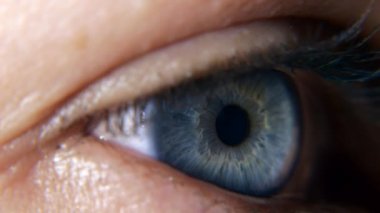 Açık Mavi Kadın Gözler 'i kapatın. İnsan gözbebeği kornea göz bebeği kirpikleri. Macro Shot. 2x Yavaş çekim 60 fps 4K