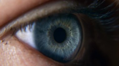 Açık Mavi Kadın Gözler 'i kapatın. İnsan gözbebeği kornea göz bebeği kirpikleri. Macro Shot. 2x Yavaş çekim 60 fps 4K