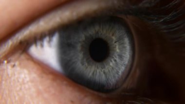 Açık Mavi Kadın Gözler 'i kapatın. İnsan gözbebeği kornea göz bebeği kirpikleri. Macro Shot. 2x Yavaş çekim 60 fps 4K