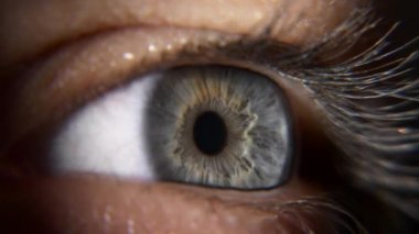 Açık Mavi Kadın Gözler 'i kapatın. İnsan gözbebeği kornea göz bebeği kirpikleri. Macro Shot. 2x Yavaş çekim 60 fps 4K
