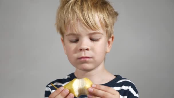 Criança Feliz Gosta Comer Saborosa Pêra Menino Bonito Retrato Emoção — Vídeo de Stock